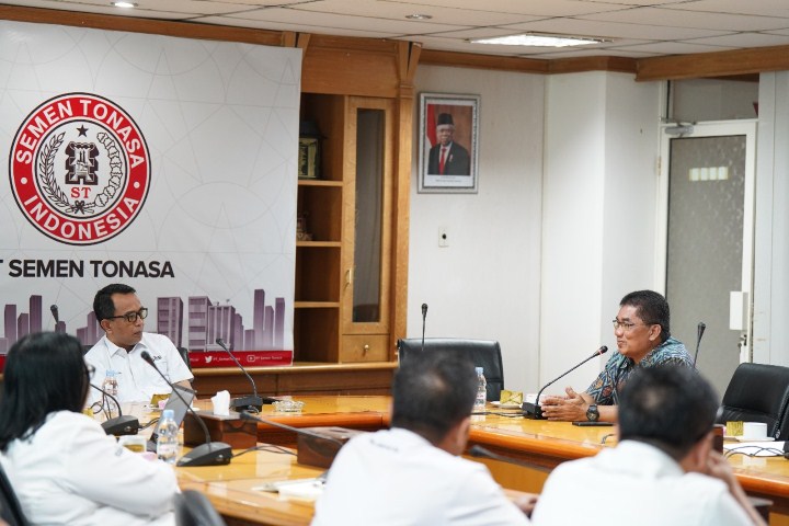 SAMBUT -- Direktur Utama PT Semen Tonasa, Asruddin didampingi sejumlah stafnya saat berdialog dengan Kepala BPK Wilayah XIX, La Ode Muhammad Aksa, di ruang rapat R1 lantai 3 kantor pusat PT Semen Tonasa.