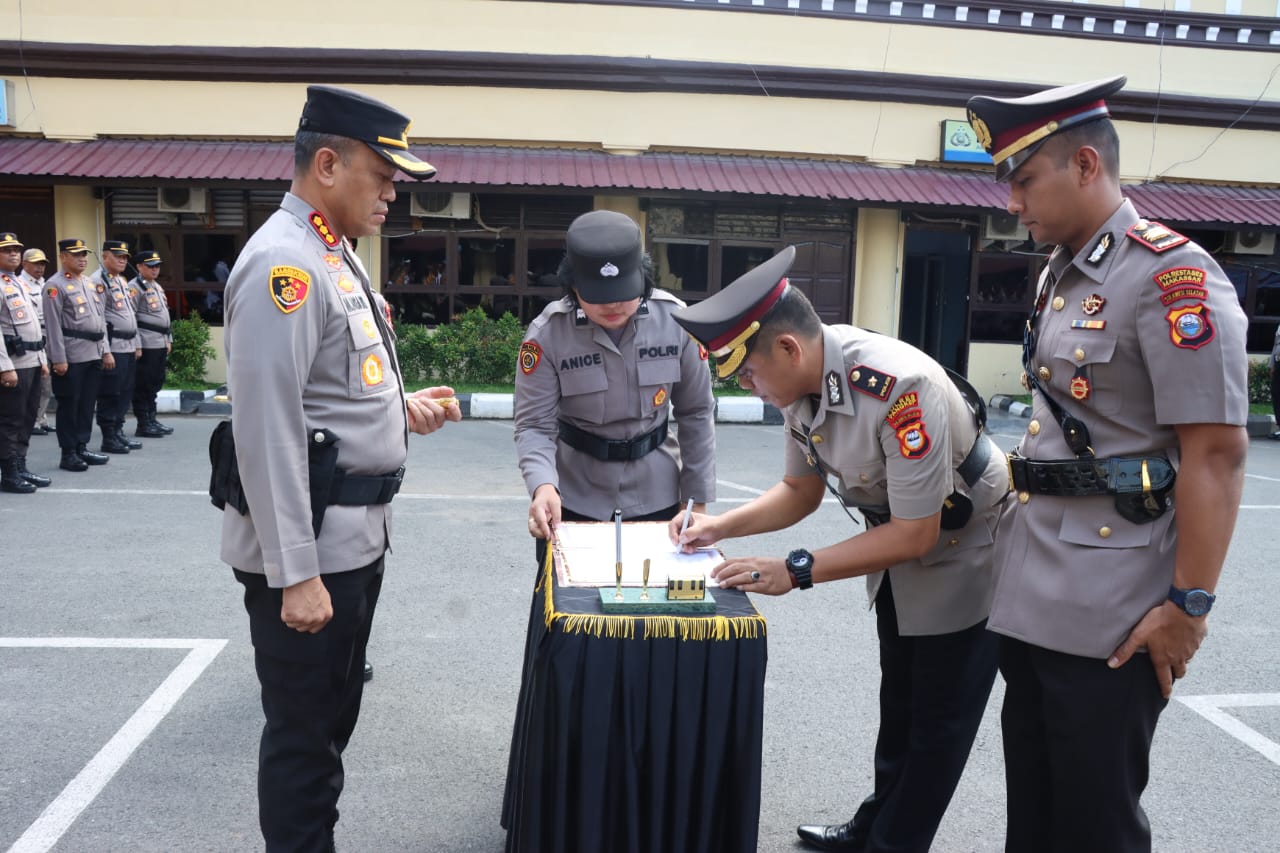 SERTIJAB -- Kapolrestabes Makassar menyaksikan penandatanganan berita acara serah terima jabatan dua Kapolsek se Jajaran Polrestabes Makassar, di halaman upacara Mapolrestabes Makassar.