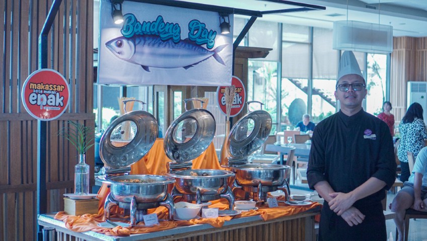 SPESIAL HIDANGAN -- Chef Hotel The Rinra Makassar menunjukkan spesial hidangan bandeng sebagai bagian turut memeriahkan HUT ke-416 Kota Makassar.