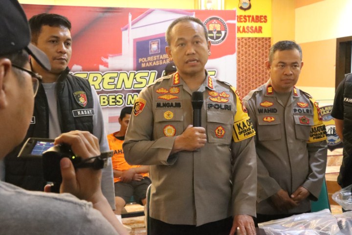 SPESIALIS -- Kapolrestabes Makassar didampingi Kasat Reskrim dan Kasi Humas Polrestabes Makassar, memberikan keterangan pengungkapan kasus spesialis pencurian di rumah kosong.