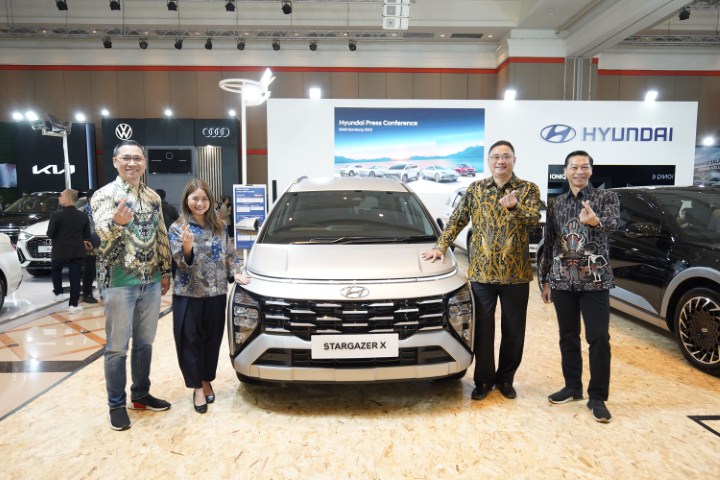 STARGAZER X -- Kiri ke kanan: Christian Abraham Gandawinata, Head of Sales Strategy Department Hyundai Motors Indonesia, Astrid Ariani Wijana, Head of Marketing Department Hyundai Motors Indonesia, Fransiscus Soerjopranoto, Chief Operating Officer Hyundai Motors Indonesia, dan Budi Darmawan Jantania, Head of Regional Sales Department Hyundai Motors Indonesia