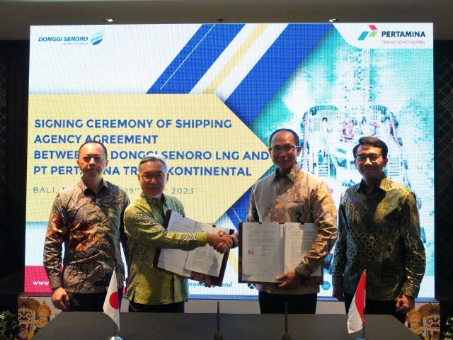TEKEN -- Direktur Utama PTK, I Ketut Laba (dua dari kanan) dan President Director DSLNG, Atsushi Hozumi (dua dari kiri) saling bersalaman usai menekan kerja sama Ship Agency Services.