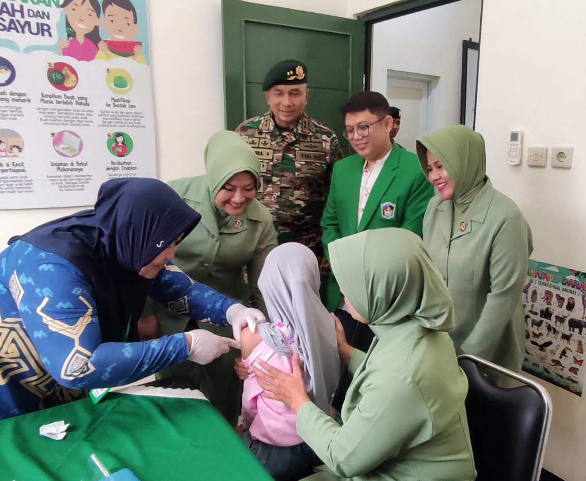 IST VAKSIN -- Pangdivif 3 Kostrad, Mayjen TNI Choirul Anam bersama istri Helmy Choirul Anam, memantau pelaksanaan vaksin untuk anak-anak personel Divif 3 Kostrad. 