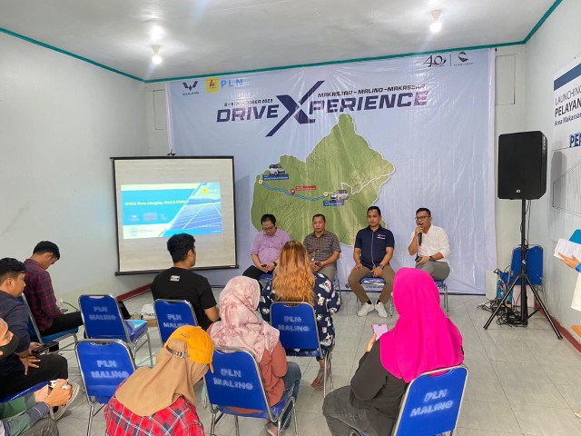 WULING AIR EV -- Perwakilan dari Wuling Kumala dan PLN memberikan penjelasan terkait keandalan Wuling Air ev yang menjadi mobil listrik terlaris dengan sederet prestasi. Juga kesiapan PLN dalam menyiapkan tempat pengisian baterai kendaraan listrik di kantor PLN Malino.