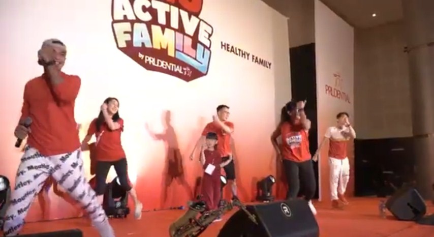 PRUACTIVE FAMILY -- Para instruktur Zumba Fitness dengan penuh semangat memandu nasabah dan masyarakat yang ikut meramaikan PRUActive Family yang digelar Prudential di Kota Surabaya. Kegiatan ini pun akan digelar di Kota Makassar pada Minggu, 19 November 2023 mendatang.