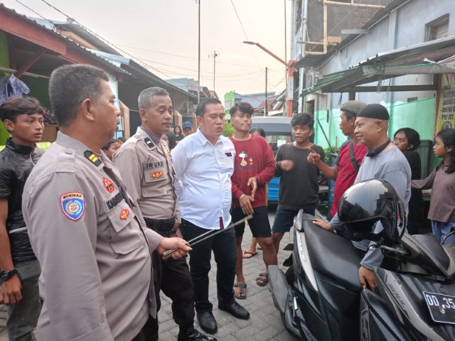 AMANKAN -- Anggota Polsek Mariso yang membubarkan aksi perang kelompok di Jalan Nuri Baru, Kelurahan Tamarung, Kecamatan Mamajang. Polisi juga berhasil mengamankan sejumlah benda yang digunakan kedua kelompok untuk perang kelompok.