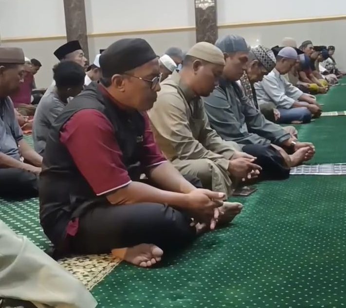 ARAHAN -- Jemaah Masjid Nurul Rahmi, Jalan Nipa-nipa, Kecamatan Manggala, tampak mendengarkan secara seksama arahan dari Kapolrestabes Makassar saat melaksanakan safari subuh di masjid tersebut.