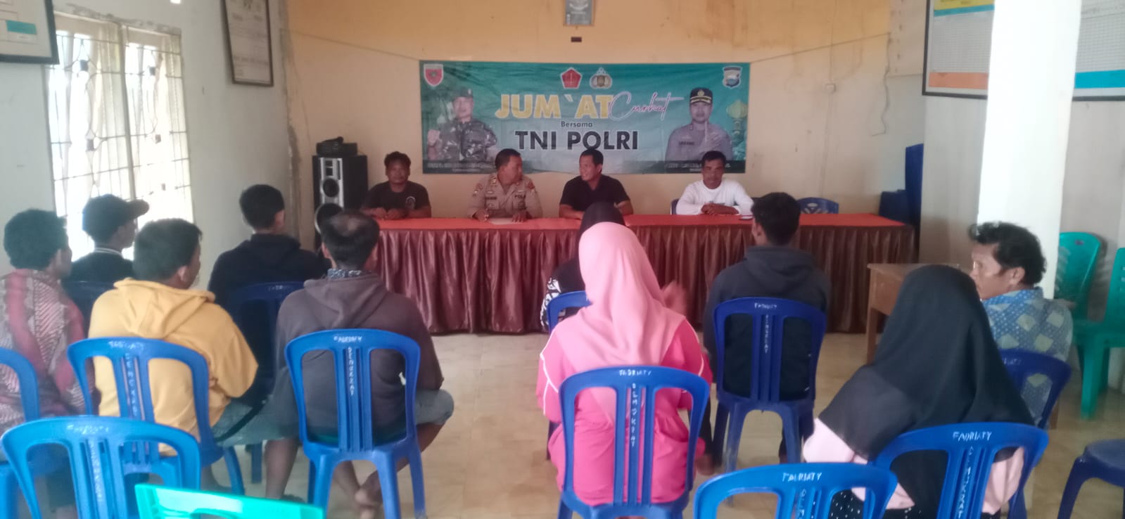 JUMAT CURHAT -- Polres Luwu kembali menggelar kegiatan Jumat Curhat (Curahan hati) di Kantor Desa Kadundung Kecamatan Latimojong, Jumat (24/11). 