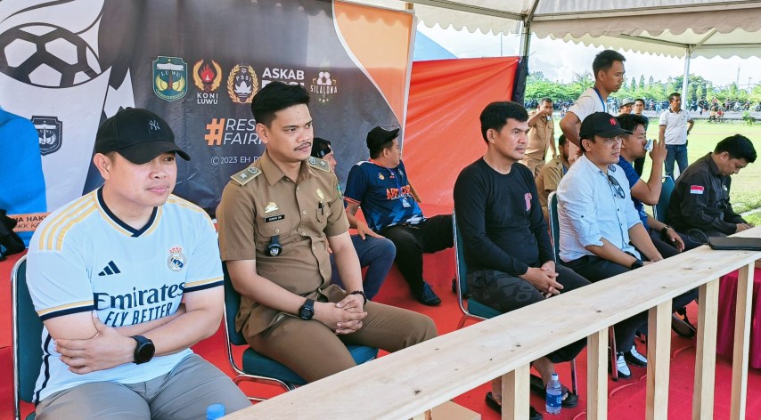 DUKUNG -- Kapolres Luwu AKBP Arisandi hadir di Lapangan Andi Djemma Belopa Kabupaten Luwu untuk memberikan dukungan kepada timnya Bhayangkara FC, Senin (27/11).