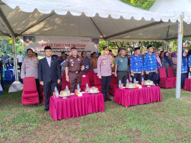 LEPAS -- Sekkab Luwu H Sulaeman bersama unsur Forkopimda saat mengikuti ramah tamah dan pelepasan para purnabahkti disela-sela pelaksanaan HUT Korpri ke 52 di Lapangan Kantor Bupati Luwu, Rabu (29/11).