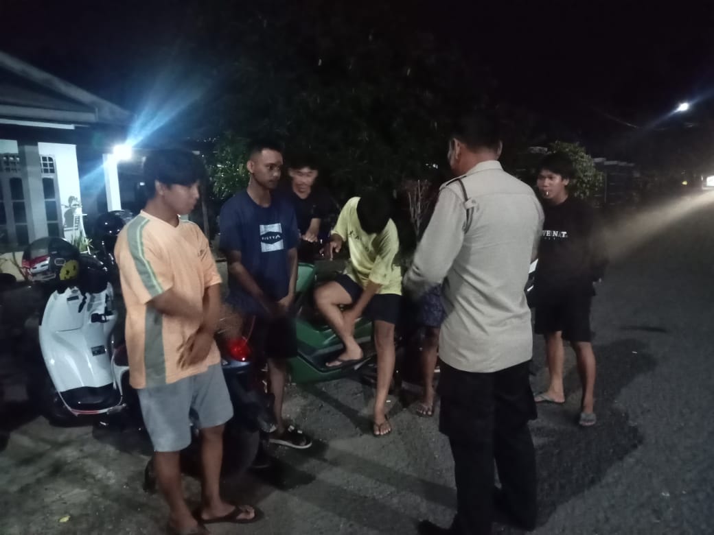 PATROLI -- Polsek Belopa Polres Luwu rutin melaksanakan Patroli Dialogis untuk menciptakan kondisi keamanan yang kondusif menjelang Pemilu 2024 di wilayah Belopa Kabupaten Luwu, Selasa (28/11). 