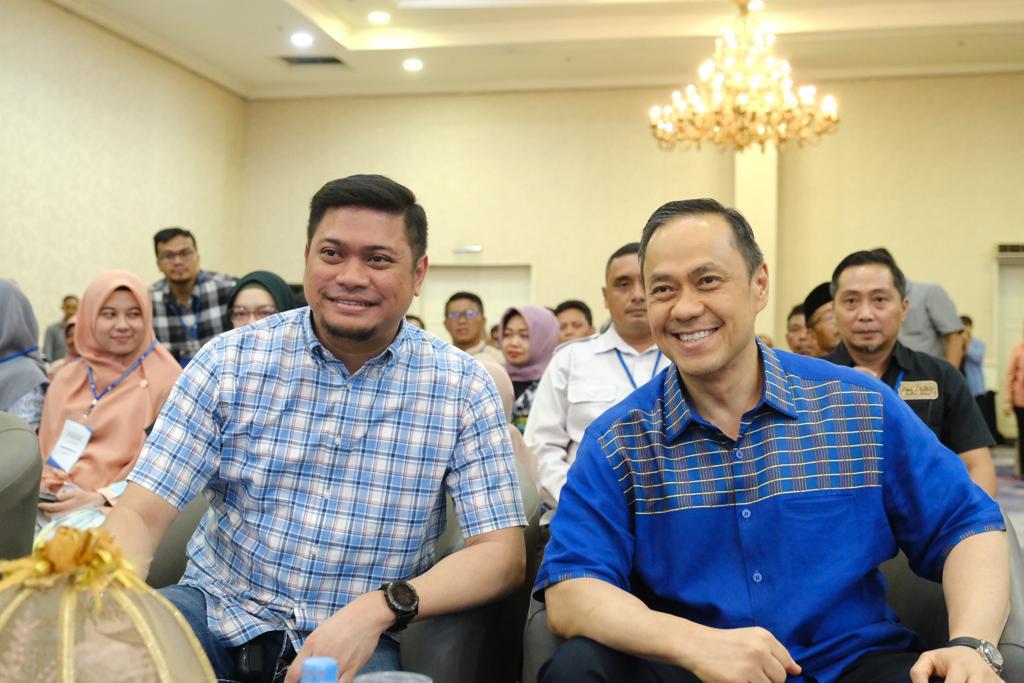 IST BERAKHLAK -- Bupati Gowa, Adnan Purichta Ichsan bersama Ary Ginanjar dalam sesi materi core values BerAKHLAK bagi ASN Gowa. 