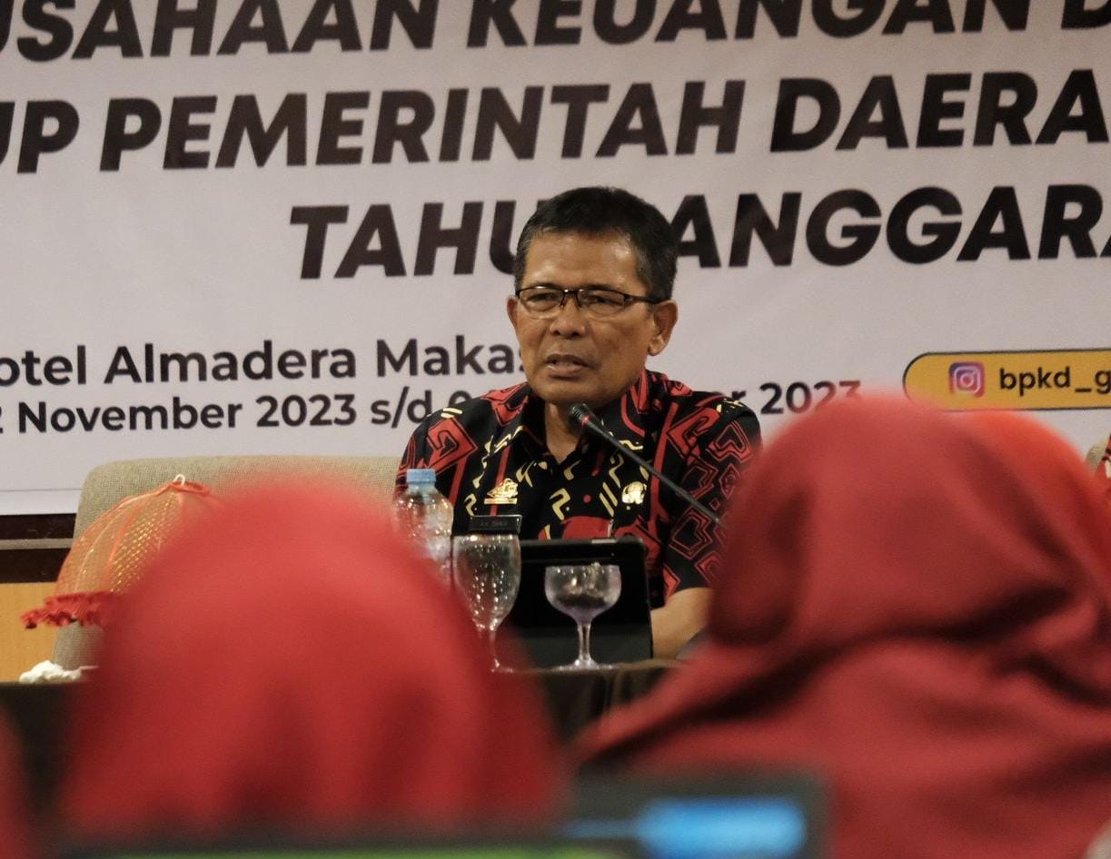 IST BIMTEK -- Pj Sekkab Gowa, Abdul Karim Dania saat menyampaikan materi dan Bimtek Penatausahaan Keuangan Daerah Berbasis SIPD.