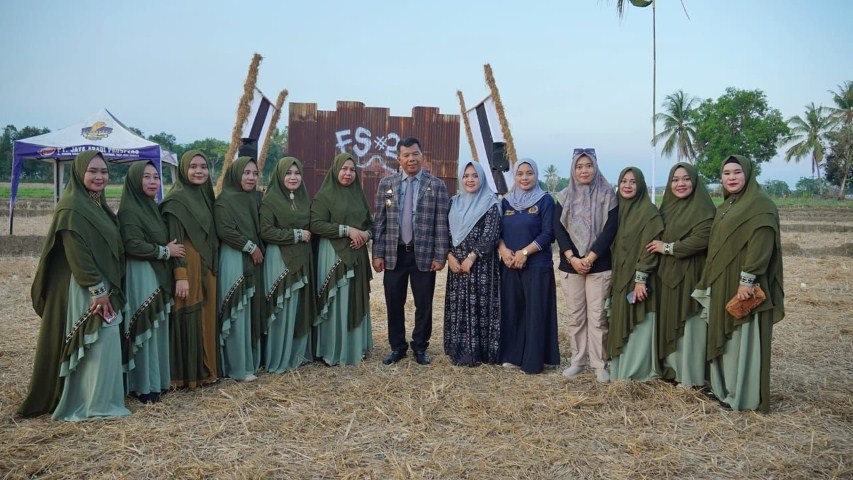 BUKA -- Bupati Bulukumba Andi Muchtar Ali Yusuf foto bersama usai membuka kegiatan Festival Sawah II Desa Tanah Harapan, Kecamatan Rilau Ale, Jumat (3/11) akhir pekan lalu. 