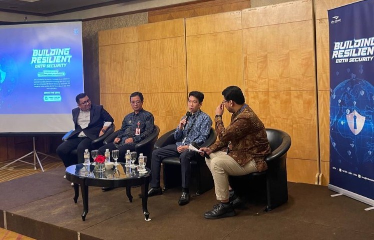 DATA SECURITY -- Kiri ke kanan: Gerry Firmansyah, Slamet Aji Pamungkas, dan Chandra Chen pada acara 'Building Resilient Data Security'.
