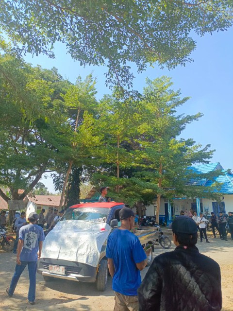 DEMO -- Sejumlah warga ketika menggelar aksi demo di depan kantor Kecamatan Galsel. Mereka menuntut oknum AR yang merupakan seorang Kades di Kecamatan Galsel dicopot dari jabatannya karena diduga telah berbuat asusila.