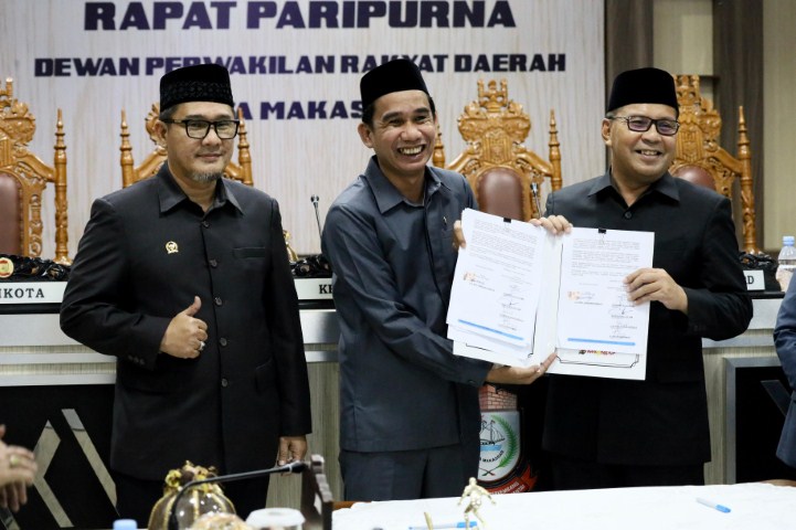 ist PERSETUJUAN--Wali Kota Makassar Moh Ramdhan Pomanto dan Ketua DPRD Makassar Rudianto Lallo setuju membahas KUA-PPAS 2024 yang  dituangkan dalam bentuk Penandatanganan Nota Kesepahaman di Ruang Banggar, Selasa (21/11) malam.