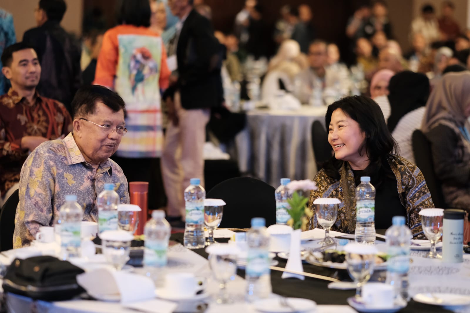 DIALOG -- CEO PT Vale Indonesia, Febriany Eddy sedang berdialog dengan HM Jusuf Kalla, Wakil Presiden RI ke-10 dan ke-12.