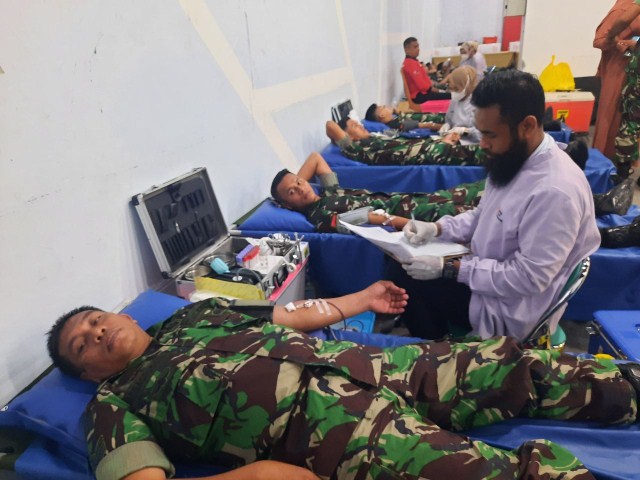 IST DONOR -- Para personel Kodim 1409 Gowa ikut mendonorkan darah pada kegiatan donor darah yang digelar BPR Hasamitra. 
