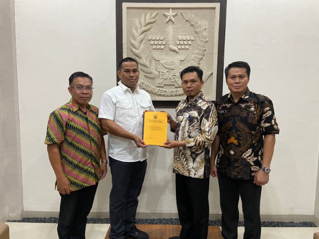 SERAHKAN -- Inspektur Daerah Kabupaten Enrekang Asrul Lode foto bersama Inspektur Provinsi Sulsel Marwan Mansyur usai menyerahkan laporan hasil pemeriksaan AMJ Bupati Enrekang Periode 2018-2023, Muslimin Bando-Asman baru-baru ini.