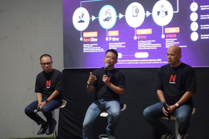 INCUBATOR NEXTDEV -- GM Consumer Business Telkomsel Region Sulawesi, Andri Kurniawan (tengah) didampingi GM Corporate Social Responsibility Telkomsel, Andry Priyo Santoso (kanan) dan Manager CSR Education and Public Community Development Telkomsel, Hadi Sucipto (kiri) sedang menjelaskan gelaran Incubator NextDev ke-9.