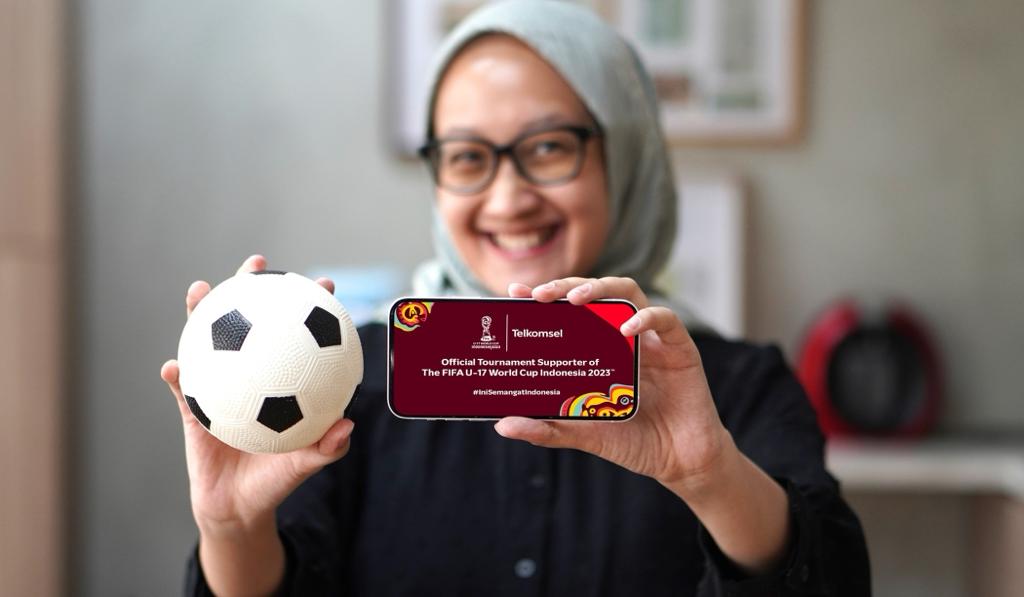 KESERUAN -- Telkomsel mengambil peran sebagai official tournament support FIFA U-17 World Cup Indonesia 2023, dengan menghadirkan jaringan 5G dan paket data nonton bola.