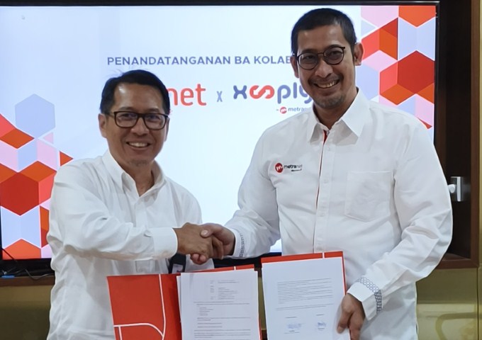 KERJA SAMA -- Direktur Bisnis Metranet, Faisal Yusuf (kanan) dan Direktur Enterprise Business Finnet, Aziz Sidqi, usai penandatanganan kerja sama strategis di antara kedua belah pihak untuk peningkatan layanan pembayaran pelanggan Xoopli.ID melalui Finpay.