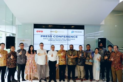KOLABORASI -- Manajemen OYO, MNC, dan Prodigi foto bersama usai mengumumkan kolaborasi ketiga perusahaan ini.