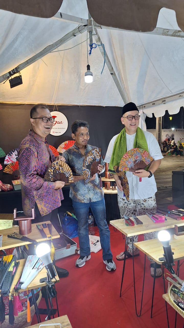 KUNJUNGI UMKM -- Direktur Strategic Portfolio Telkom, Budi Setyawan Wijaya (kiri), didampingi SVP Corporate Communication & Investor Relation Telkom, Ahmad Reza (kanan), mengunjungi salah satu UMKM binaan Telkom dalam acara 'Harvesting Day'.