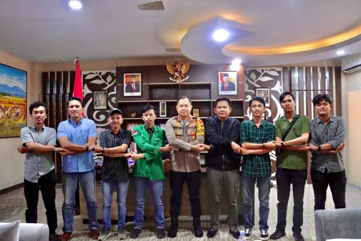 KUNJUNGAN -- Kapolres Luwu AKBP Arisandi foto bersama usai menerima kunjungan silaturahmi Pengurus Pusat Ikatan Pelajar Mahasiswa Indonesia Luwu (PP IPMIL) di ruang kerja Kapolres Luwu, Selasa (7/11). 