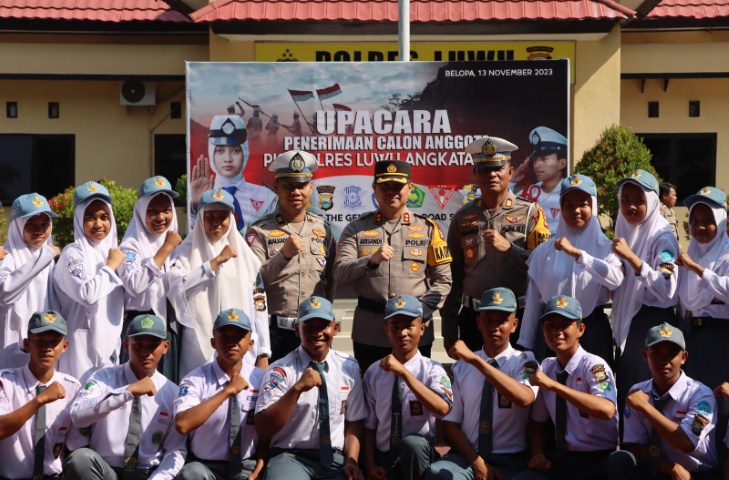 APEL -- Kapolres Luwu AKBP Arisandi memimpin Apel pagi dirangkai upacara penerimaan calon anggota Patroli Kemanan Sekolah (PKS) Polres Luwu angkatan VI di Halaman Mapolres Luwu, Senin (13/11).