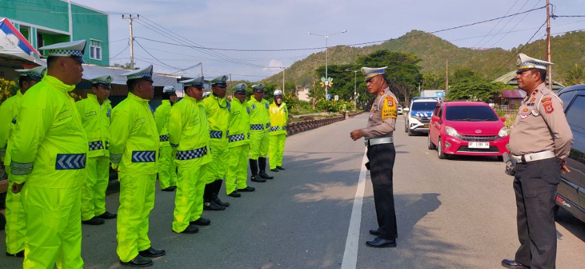 APEL -- Kasat Lantas Polres Luwu AKP Mahrus Ibrahim memimpin apel pemeriksaan kesiapan sarana dan prasarana (Sarpras) menghadapi musim penghujan serta kesiapan PAM jalur jelang pelaksanaan Ops Lilin 2023 Polres Luwu di Pos 700 Polres Luwu, Kamis (30/11).
