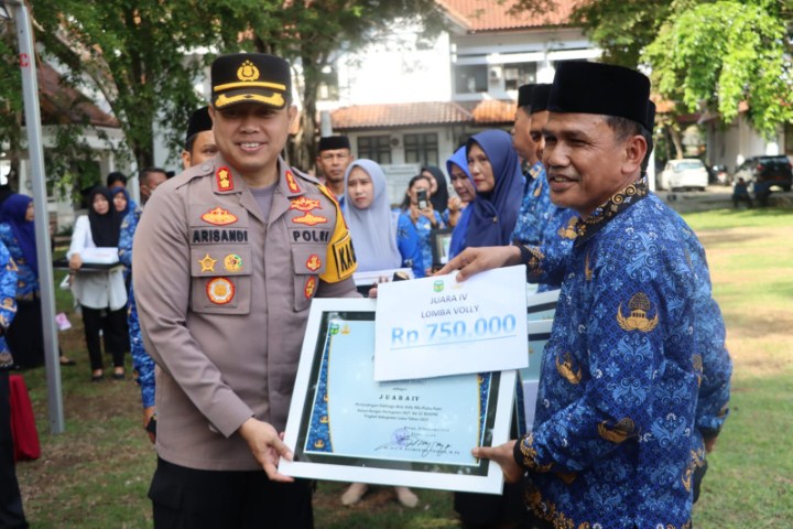 HADIAH -- Kapolres Luwu AKBP Arisandi menghadiri upacara peringatan Hari Ulang Tahun (HUT) Korpri ke-52 tahun 2023 di Lapangan Upacara Kantor Bupati Luwu sekaligus menyerahkan hadiah kepada para pemenang lomba, Rabu (29/11)