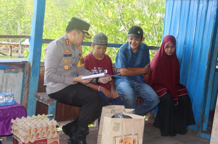 PATROLI BAKSOS -- Kapolres Luwu AKBP Arisandi kembali melaksanakan patroli bakti sosial dengan menyambangi Ad (13), seorang anak penyandang disabilitas di Dusun Toro Desa Padang Kalua Kecamatan Bua Kabupaten Luwu, Senin (13/11).