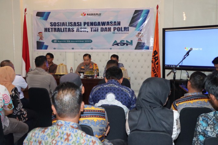 NARASUMBER -- Kapolres Luwu AKBP Arisandi tampil sebagai narasumber sosialisasi pengawasan netralitas Aparatur Sipil Negara (ASN), TNI dan Polri dalam rangka pelaksanaan Pemilu dan Pilkada Serentak tahun 2024 di Aula Cafe The Zoel Belopa Kabupaten Luwu, Kamis (9/11).