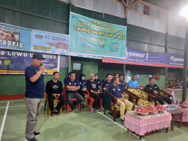 KEJUARAAN -- Wakapolres Luwu Kompol La Makkanenneng mewakili Kapolres Luwu AKBP Arisandi membuka secara resmi Kejuaran Bulutangkis Taufiq Sport Cup II 2023 di Gor Taufiq Badminton Hall,  Rabu (23/11)