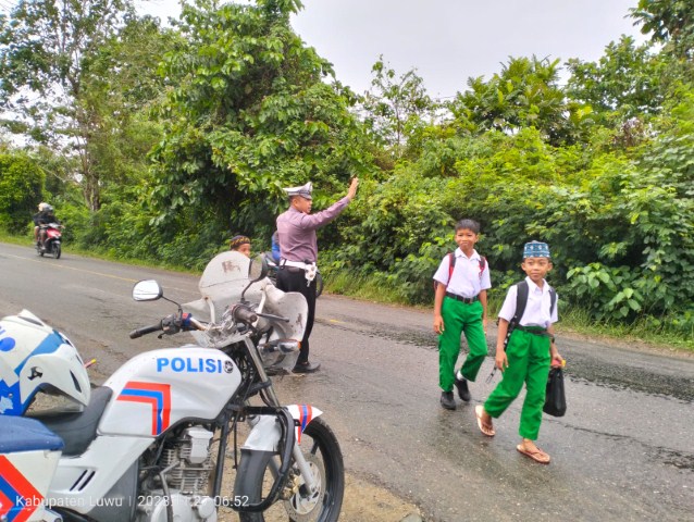 POS AWAl --  Personel Polres Luwu bersama personel Polsek jajaran rutin melaksanakan kegiatan Pos Awal pengaturan pagi di titik rawan di wilayah Polres Luwu, Senin (27/11).