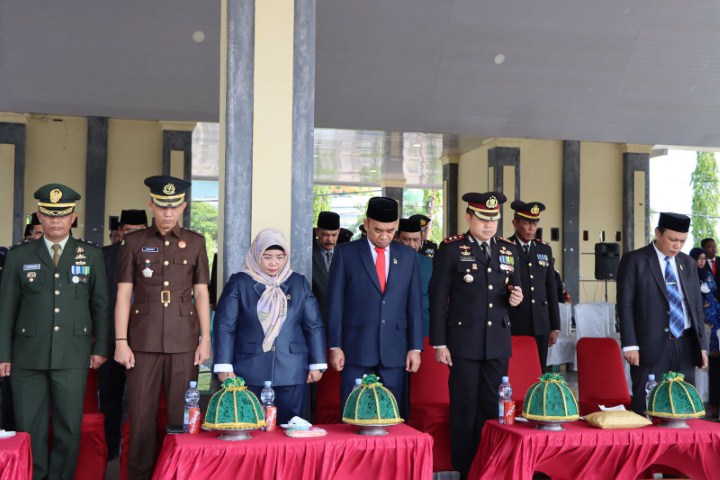 UPACARA -- Kapolres Luwu AKBP Arisandi menghadiri upacara peringatan Hari Pahlawan ke-78 Tahun 2023 di lapangan Andi Djemma Belopa, Jumat (10/11).