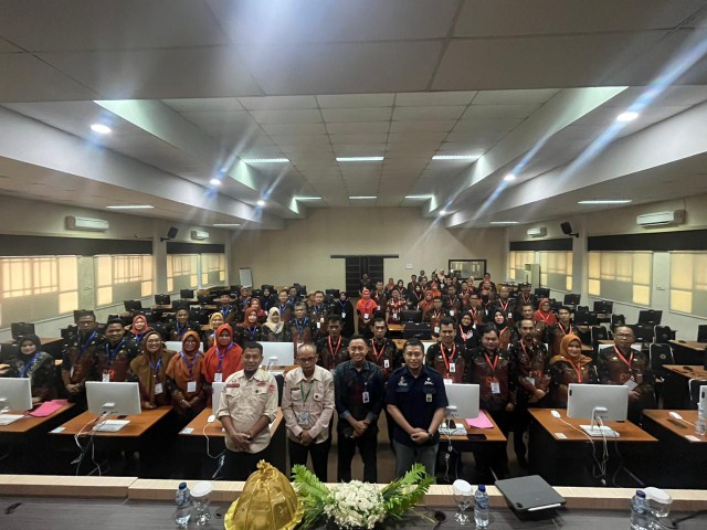 PENILAIAN -- Sebanyak 58 orang pejabat Pemkab Luwu Timur mengikuti Penilaian Potensi dan Kompetensi dengan Metode Assesment Center di UPT Penilaian Potensi dan Kompetensi Badan Kepegawaian Daerah (BKD) Sulsel, Kamis-Sabtu (9-11/11) mendatang.