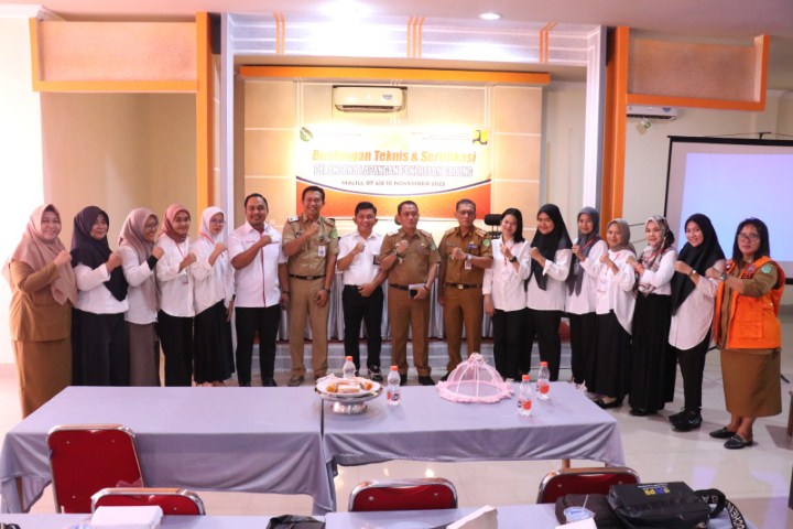 BIMTEK -- Dinas PUPR Pemkab Luwu Timur bekerjasama Balai Jasa Konstruksi Wilayah VI Makassar menggelar Bimbingan Teknis dan Sertifikasi Pelaksana Lapangan Pekerjaan Gedung yang diikuti sebanyak 50 peserta selama empat hari (7-10 November 2023) di Hotel I Lagaligo, Selasa (7/11).