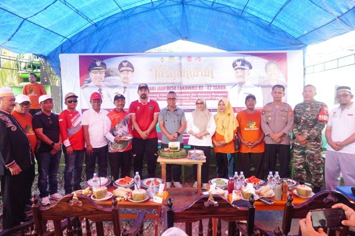 HUT DESA -- Bupati Luwu Timur, H Budiman didampingi dan Wabup Mochammad Akbar A Leluasa foto bersama usai menghadiri perayaan HUT ke-42 Desa Lakawali, Kecamatan Malili di Kantor Desa Lakawali, Sabtu (11/11). 