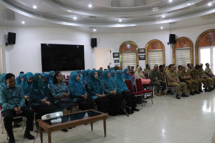 RAKOR -- Ketua TP PKK Kabupaten Luwu Timur, Hj Sufriaty didampingi Ketua I Bidang Pembinaan Karakter Keluarga TP PKK Lutim, Arbiyanti Febthavia A Leluasa dan Ketua IV Bidang  Kesehatan Keluarga dan Lingkungan, Masrah Bahri Suli, memimpin Rakor rencana program kerja tahun anggaran 2024 bersama OPD atau TP PKK dirangkai dengan rapat bulanan TP PKK Lutim, Senin (27/11).