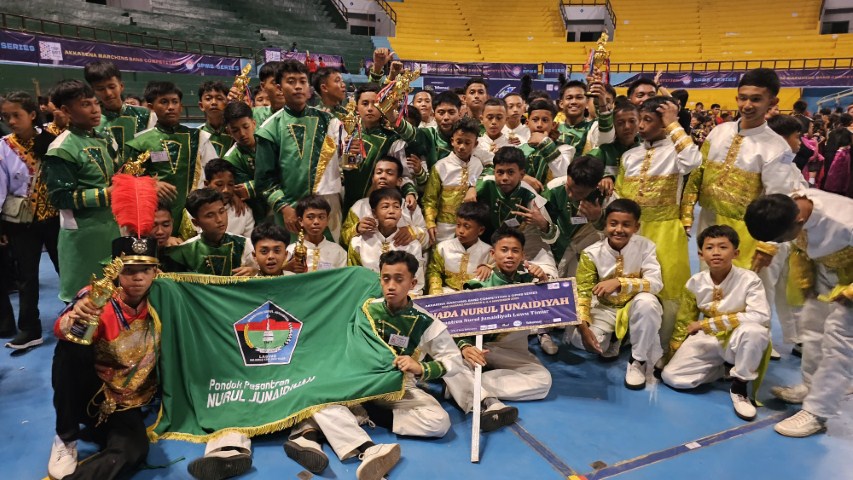 JUARA -- Marching Band Gema Nada Pondok Pesantren Nurul Junaidiyah Lauwo Kecamatan Burau Kabupaten Luwu Timur dengan meraih juara umum II tingkat nasional dan juara umum tingkat Sulsel pada kompetisi Akkarena Marching Band Competition ke VI tahun 2023 di GOR Sudiang Makassar beberapa waktu lalu.