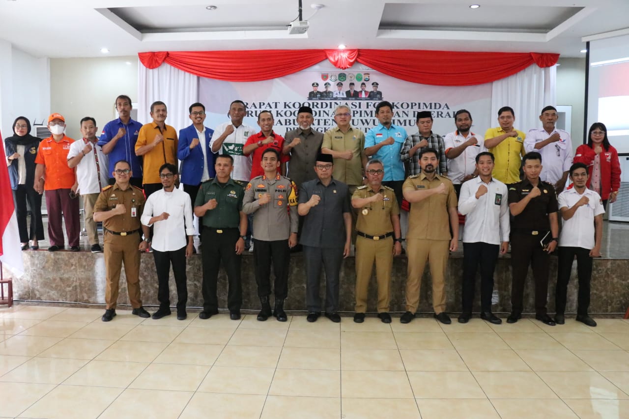 RAKOR -- Bupati Luwu Timur, H. Budiman bersama Wabup Muhammad Akbar Andi Leluasa dan unsur Forkopimda Lutim menggelar rapat koordinasi yang dirangkaikan dengan Deklarasi Pemilu Damai Tahun 2024, di Gedung Wanita Simpurusiang Malili, Senin (6/11).