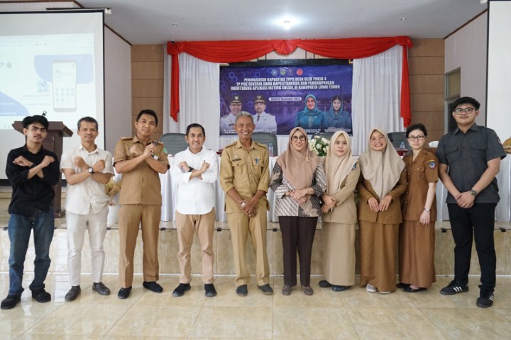 PAPARKAN -- Wakil Ketua II Tim Percepatan Penurunan Stunting (TPPS), Hj. Sufriaty Budiman foto bersama usai memaparkan peran TPPS dalam percepatan penurunan stunting di tingkat desa pada sosialisasi TPPS Tingkat Desa, di Aula Disdikbud Lutim, Senin (6/11).
