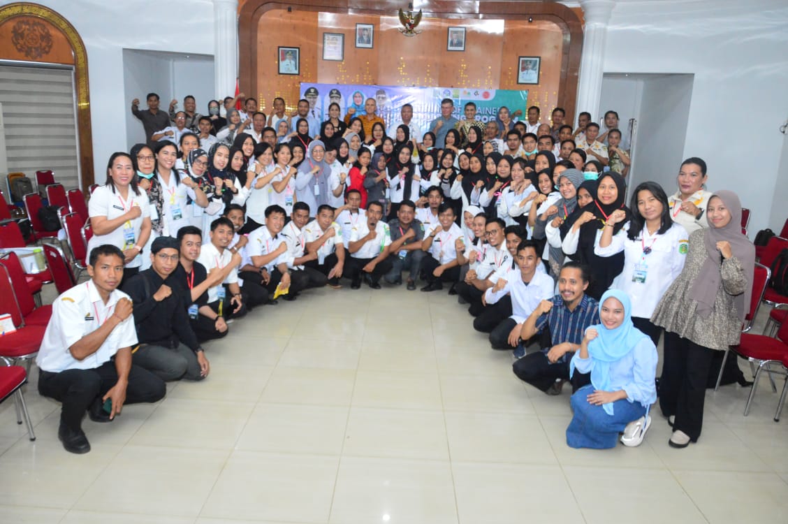 TRAINING -- Bupati Luwu Timur, H Budiman foto bersama usai secara resmi menutup kegiatan International Training of Trainers (ToT) "Quit Now! Stop Smoking Program" di Aula Rujab Bupati Luwu Timur, Rabu (22/11). 
