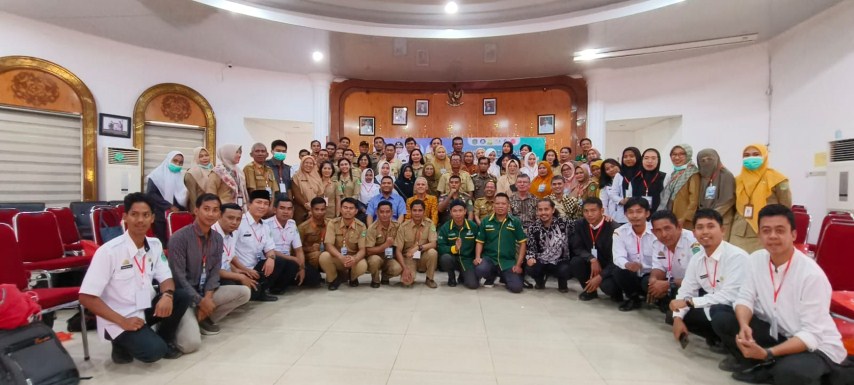 TOT -- Dinas Kesehatan Luwu Timur dan Forum Kabupaten/Kota Sehat bekerjasama Yayasan Bantu Indonesia (H.E.L.P Indonesia Foundation) menggelar internasional tarining of trainers "Quit Now! Stop Smoking Program" yang berlangsung di Aula Rujab Bupati Lutim, Senin (20/11).