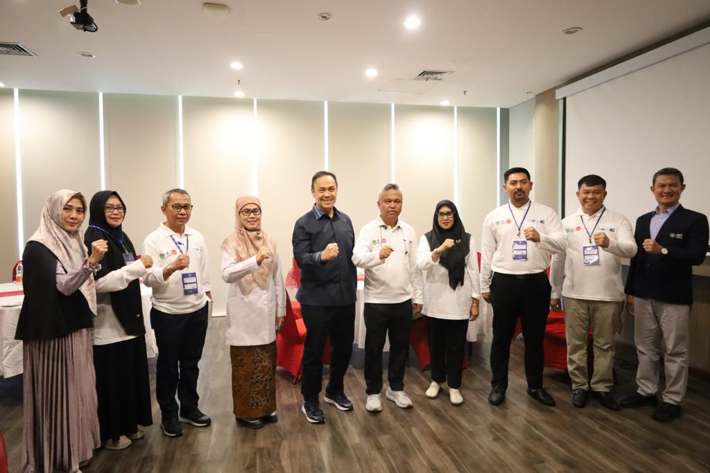BUKA -- Bupati Luwu Timur, H Budiman membuka Training ESQ Internalisasi Nilai Berakhlak di Hotel Gammara Makassar, Senin (20/11). 