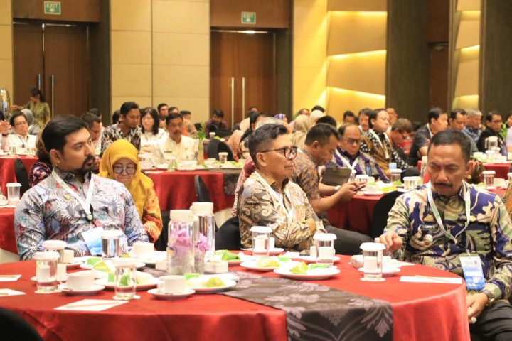 SOSIALISASI -- Wabup Luwu Timur, Mochammad Akbar Andi Leluasa menghadiri diskusi panel dan sosialisasi Program Kendaraan Bermotor Listrik Berbasis Baterai (KBLBB) di Sulsel.  