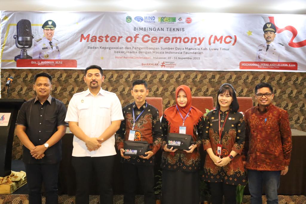 BUKA BIMTEK -- Wabup Luwu Timur, Mochammad Akbar Andi Leluasa membuka Bimbingan Teknis (Bimtek) Master Of Ceremony (MC),di hotel Aerotel Smile Losari Makassar, Rabu (22/11).